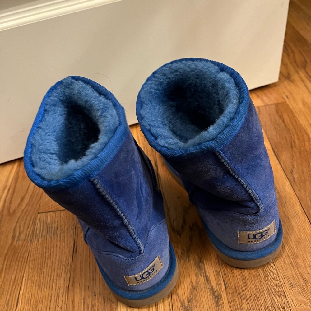 Authentic royal blue uggs - very lightly worn kids size 6 fits adult 8